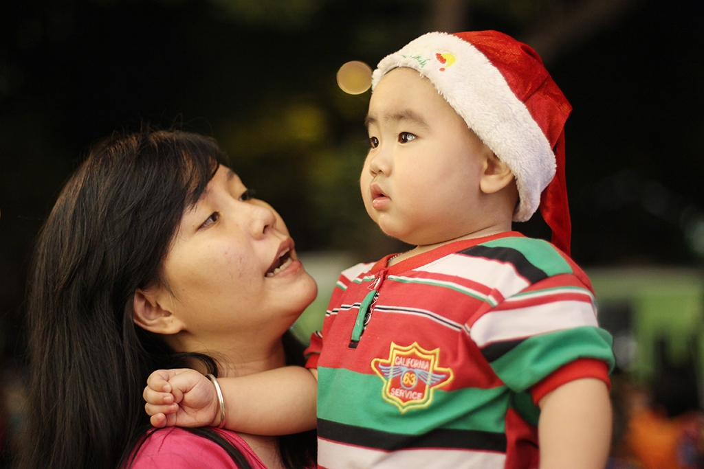 ngam nhung thien than nhi xuong pho don noel