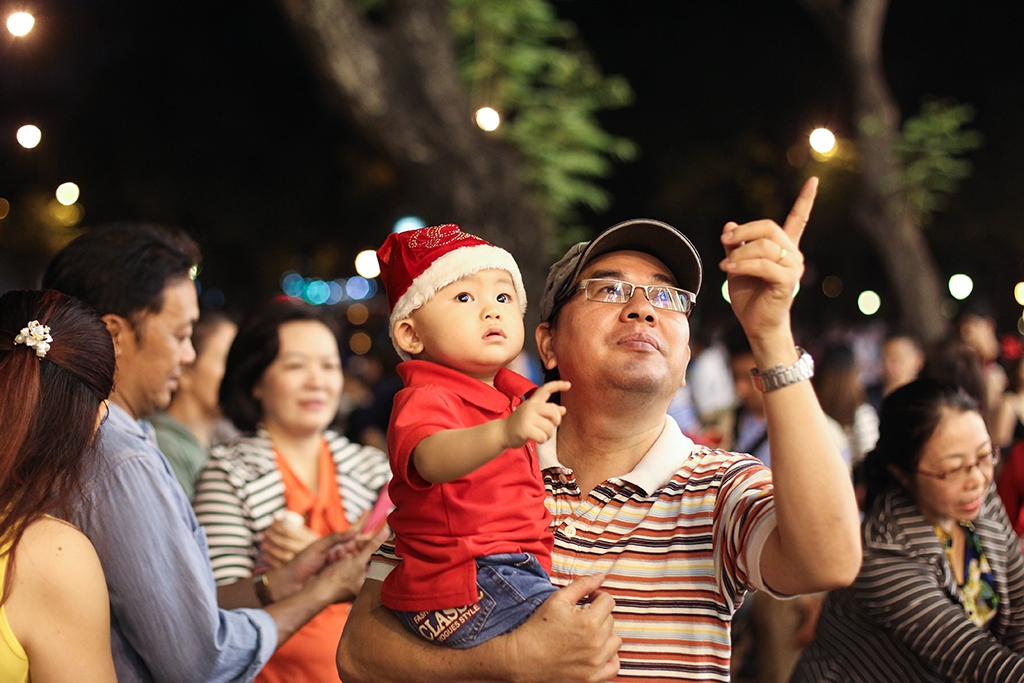 ngam nhung thien than nhi xuong pho don noel