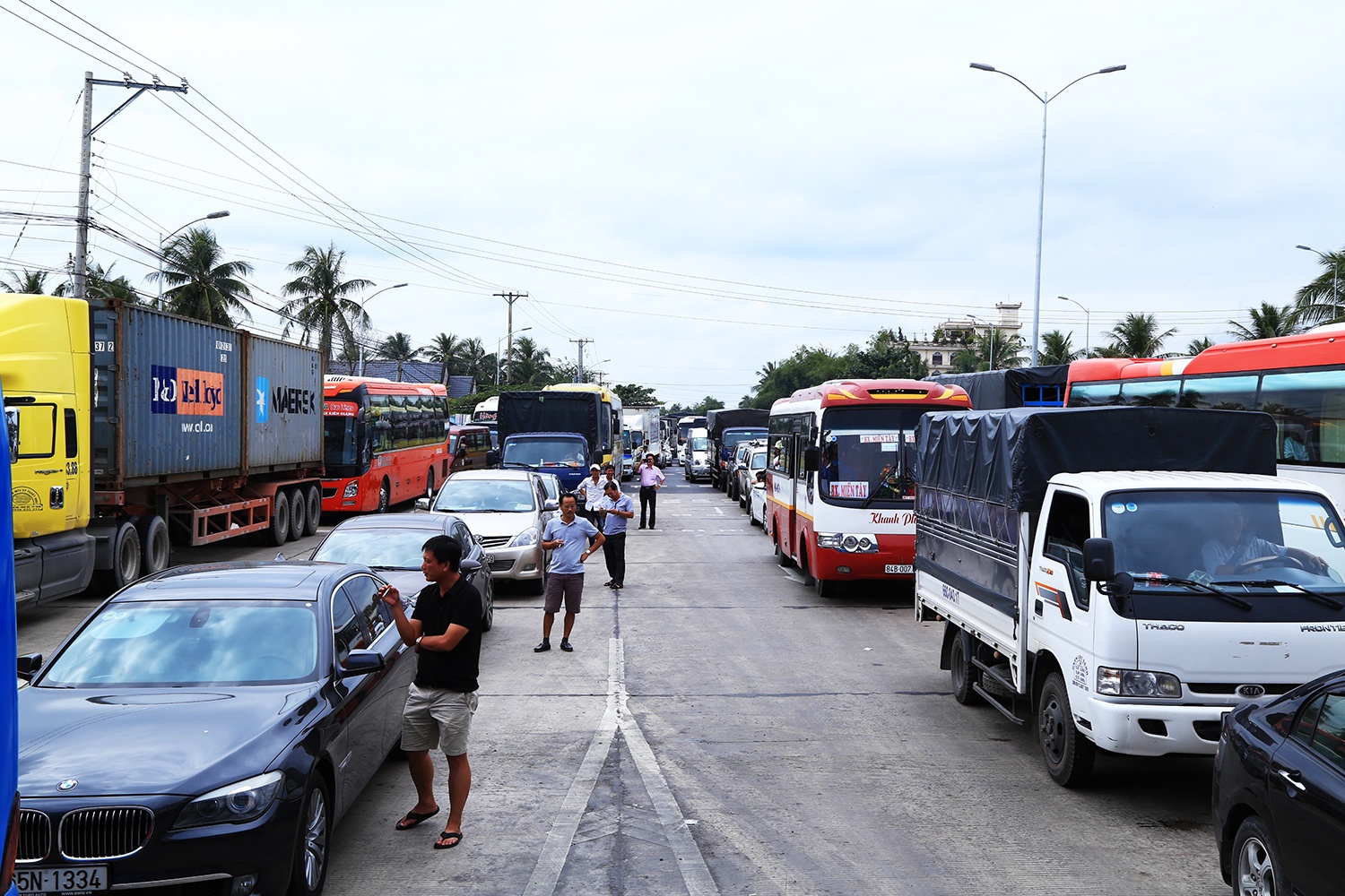 bi thanh chan barie ha bat ngo lam tray kinh tai xe dau xe giua tram bat den bot cai lay