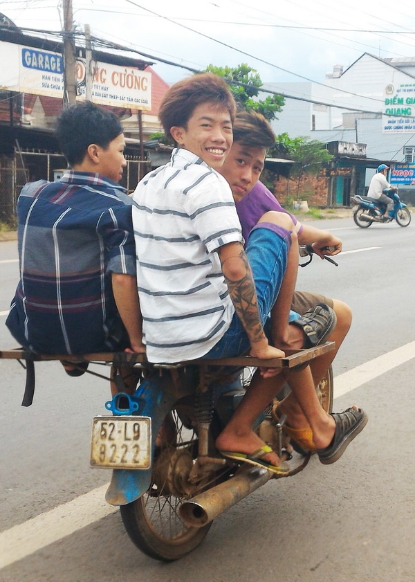 4 thanh niên đầu trần 'cưỡi' xe máy 'cà tàng' lạng lách trên quốc lộ 4 thanh nien dau tran cuoi xe may ca tang lang lach tren quoc lo