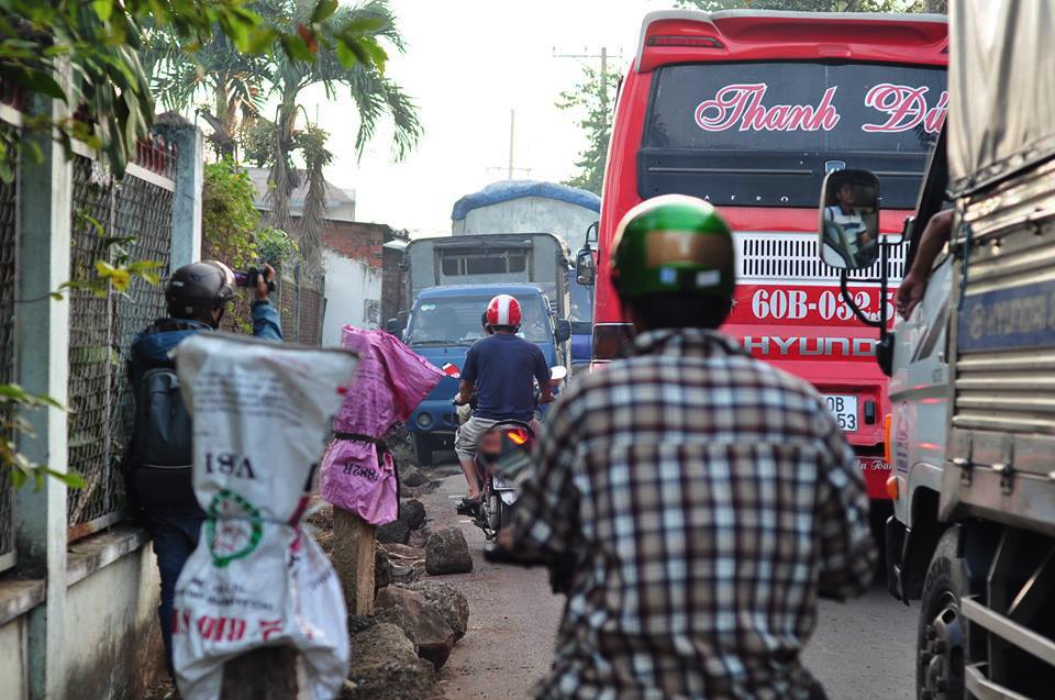 xe oto tiep tuc ne tram bot bien hoa cuoc song nguoi dan bi dao lon