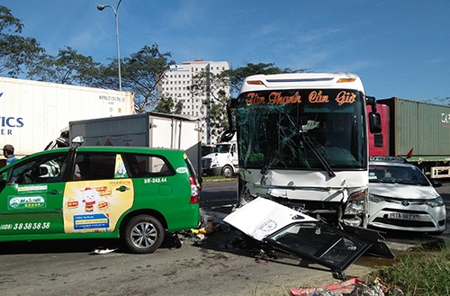 6 oto tong lien hoan tai cua ngo sai gon hai nguoi bi thuong