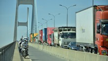‘Bò’ suốt 2 tiếng chưa qua được cầu Phú Mỹ