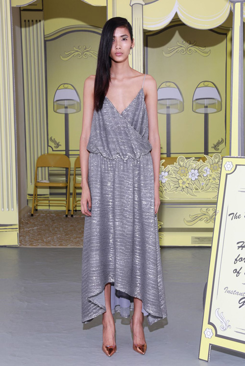 hoang thuy catwalk an tuong tai london fashion week