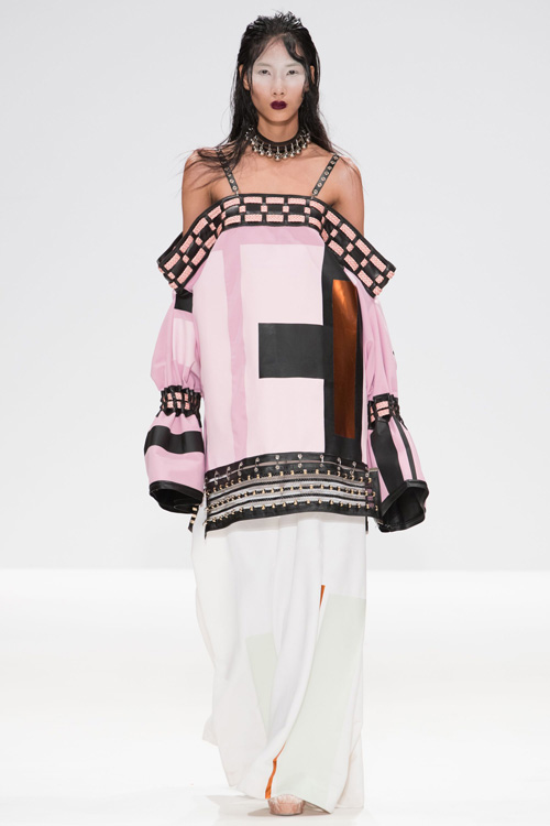 hoang thuy catwalk an tuong tai london fashion week
