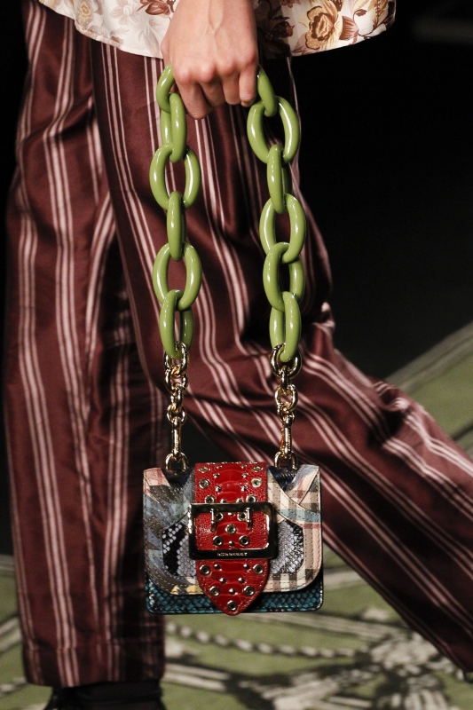 london fashion week choi tui sang chanh nhu burberry