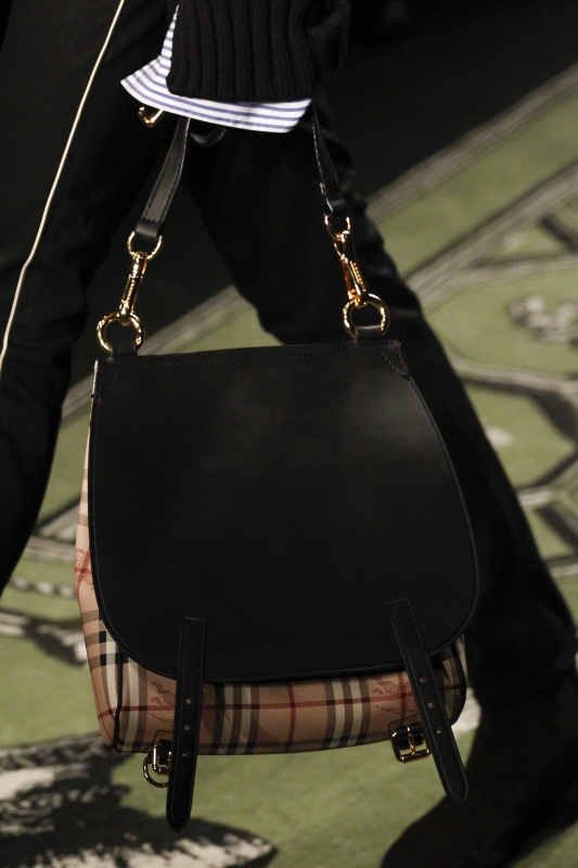 london fashion week choi tui sang chanh nhu burberry