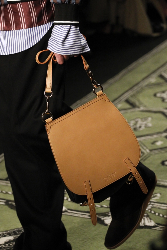 london fashion week choi tui sang chanh nhu burberry