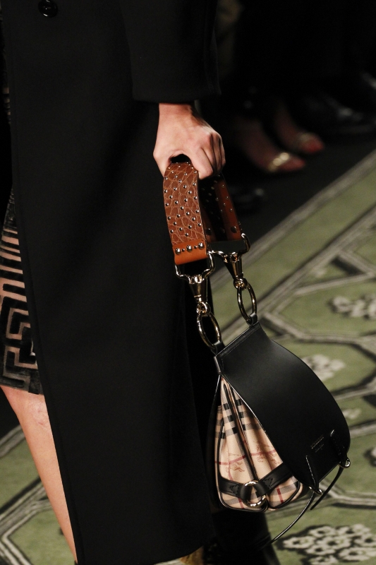 london fashion week choi tui sang chanh nhu burberry
