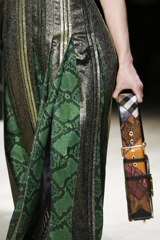 london fashion week choi tui sang chanh nhu burberry