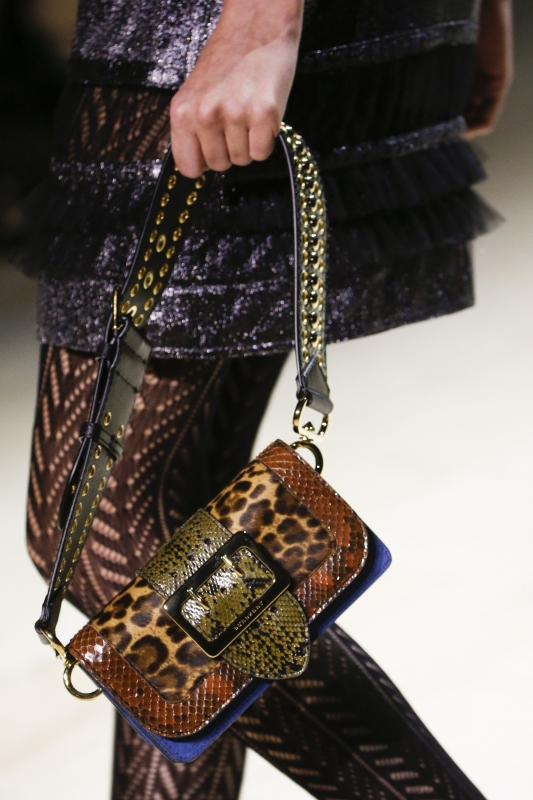 london fashion week choi tui sang chanh nhu burberry