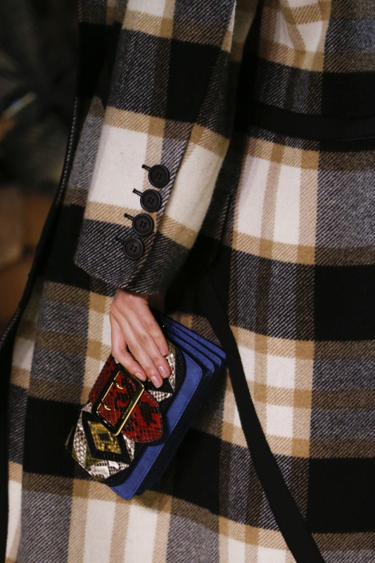 london fashion week choi tui sang chanh nhu burberry
