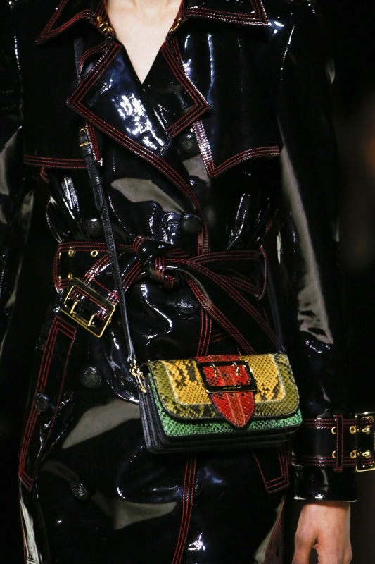 london fashion week choi tui sang chanh nhu burberry
