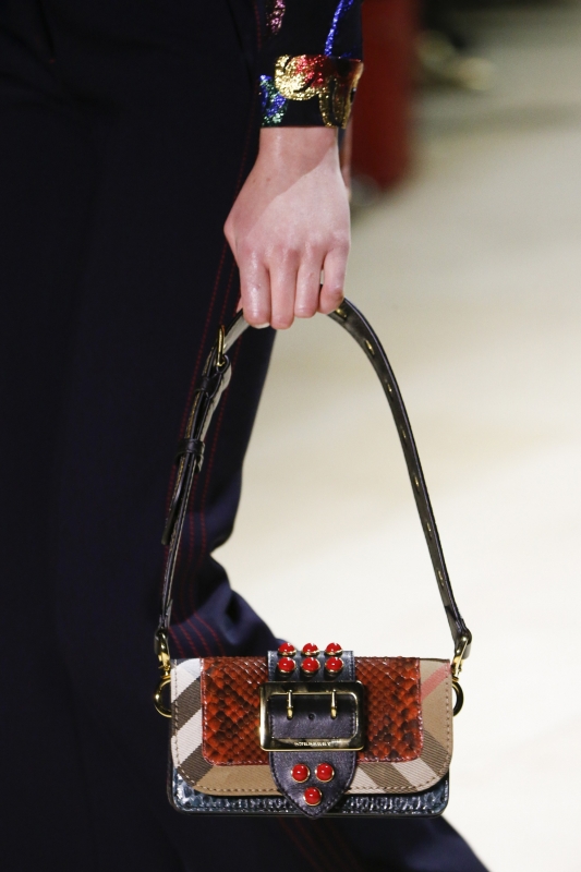 london fashion week choi tui sang chanh nhu burberry