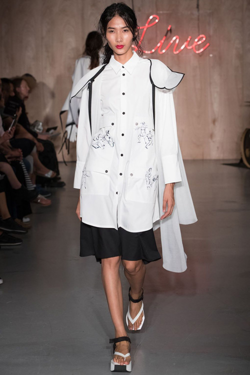 hoang thuy lai duoc len muc street style cua trang vogue y