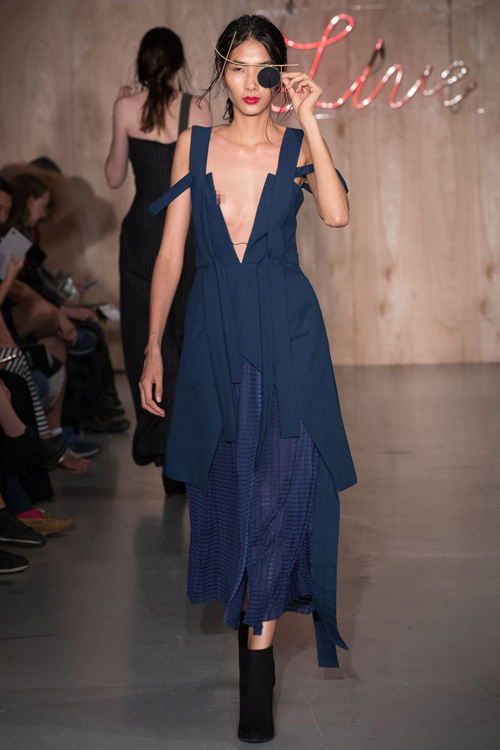 hoang thuy lai duoc len muc street style cua trang vogue y