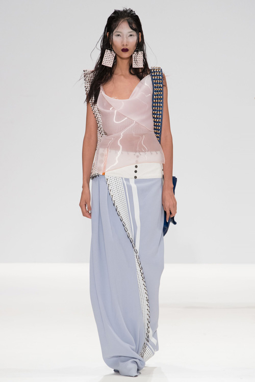 hoang thuy lai duoc len muc street style cua trang vogue y