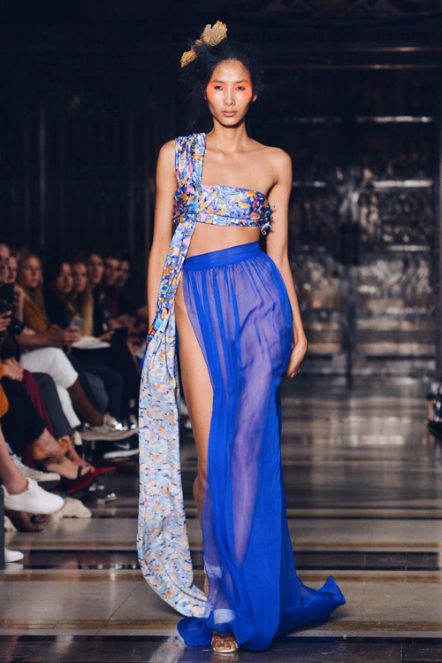 hoang thuy lai duoc len muc street style cua trang vogue y