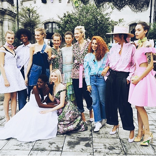 hoang thuy lai duoc len muc street style cua trang vogue y