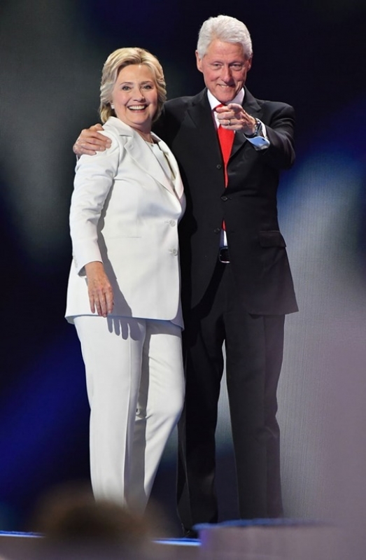 ngam thoi trang da sac cua hillary clinton