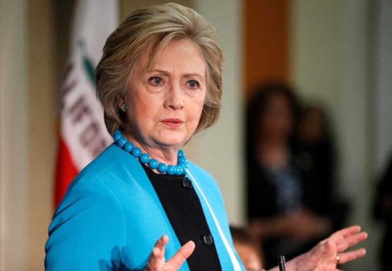 ngam thoi trang da sac cua hillary clinton