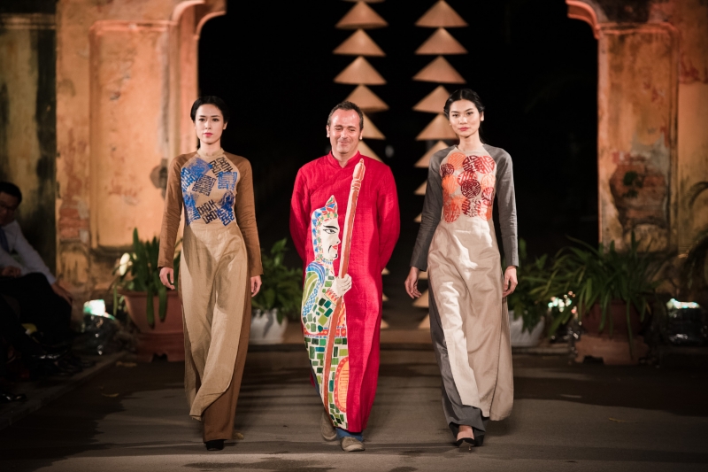 man nhan ngam tinh hoa ao dai viet