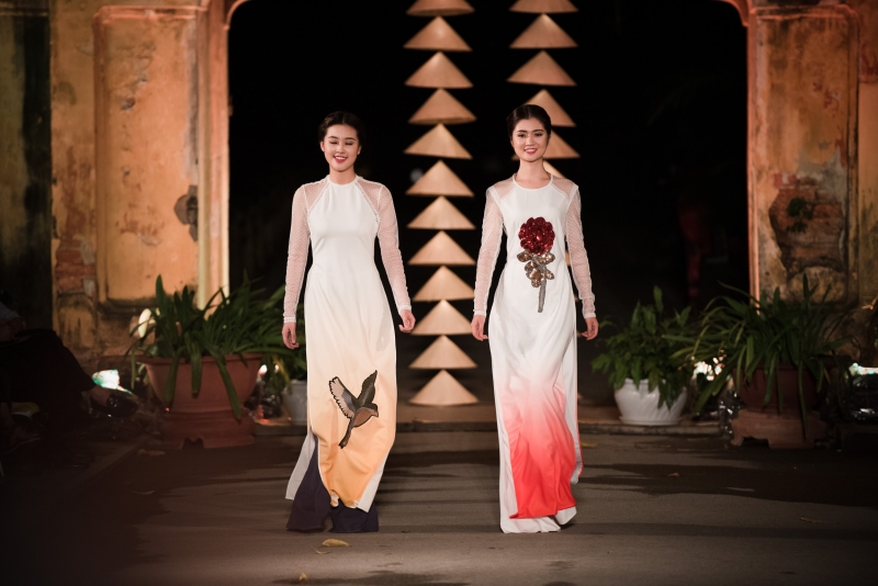 man nhan ngam tinh hoa ao dai viet