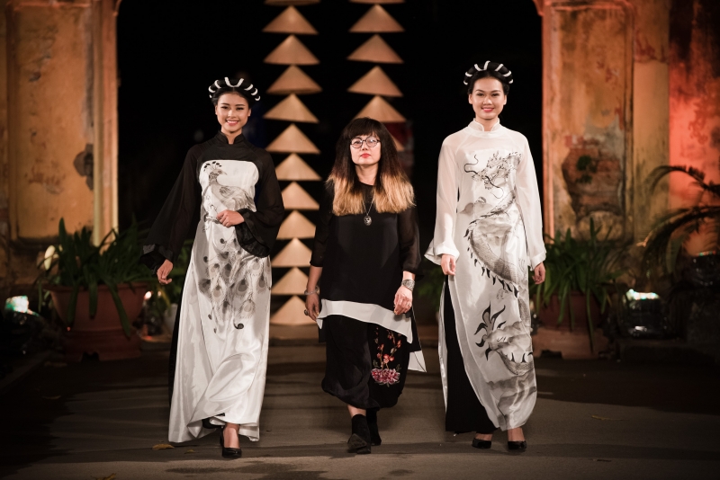 man nhan ngam tinh hoa ao dai viet