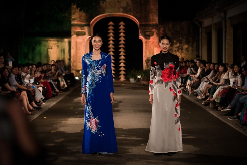 man nhan ngam tinh hoa ao dai viet