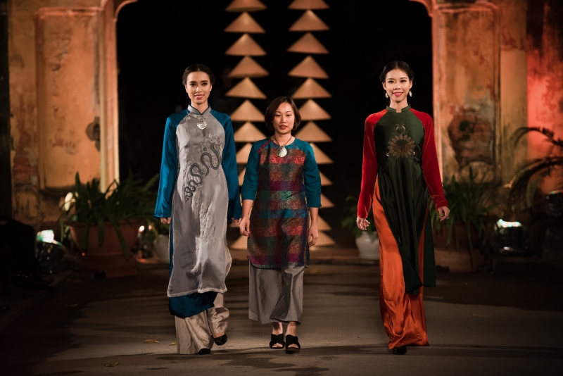 man nhan ngam tinh hoa ao dai viet