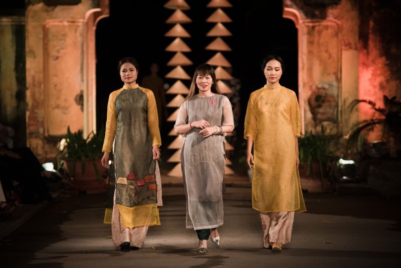 man nhan ngam tinh hoa ao dai viet
