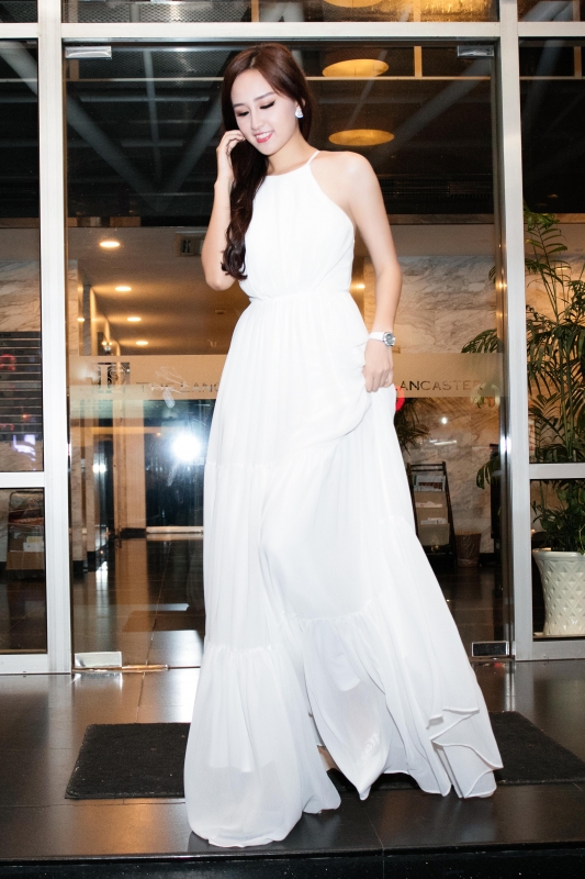 mai phuong thuy dung vay yem khoe vai gay