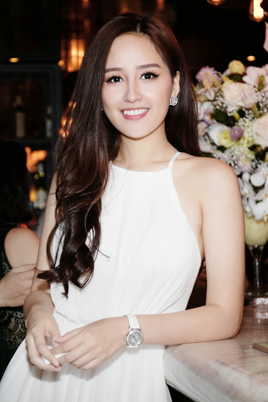 mai phuong thuy dung vay yem khoe vai gay