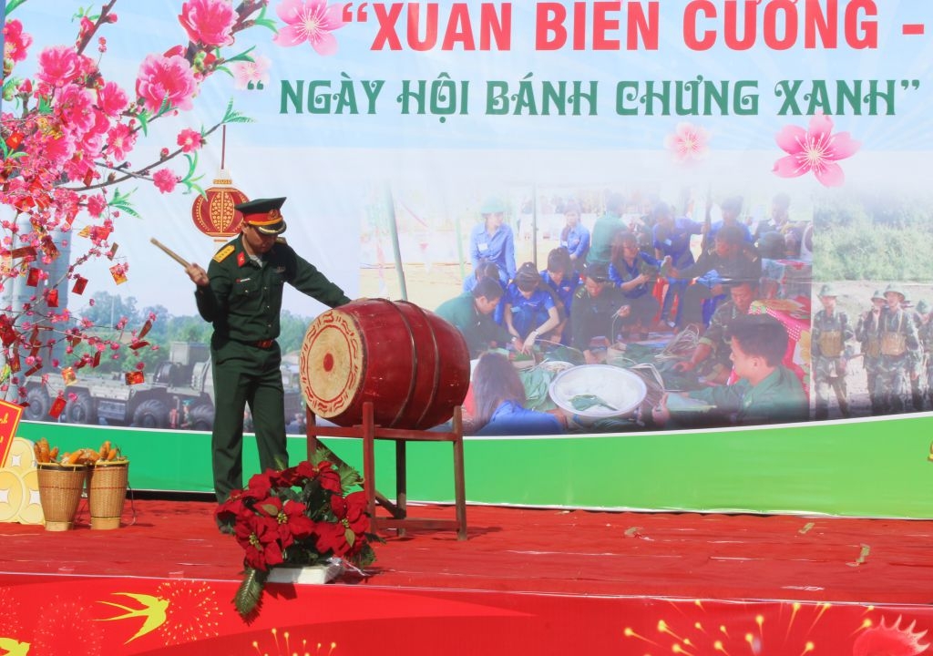 am ap tinh quan dan trong ngay hoi goi banh chung xanh vi nguoi ngheo