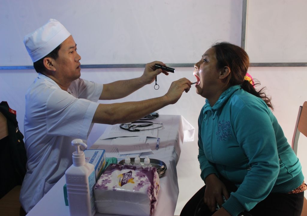 am ap tinh quan dan trong ngay hoi goi banh chung xanh vi nguoi ngheo