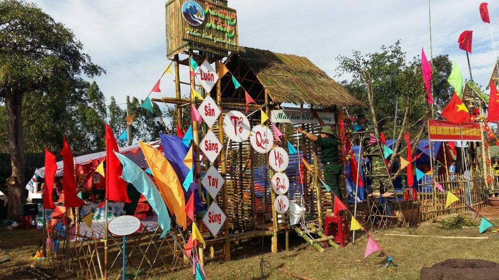 am ap tinh quan dan trong ngay hoi goi banh chung xanh vi nguoi ngheo