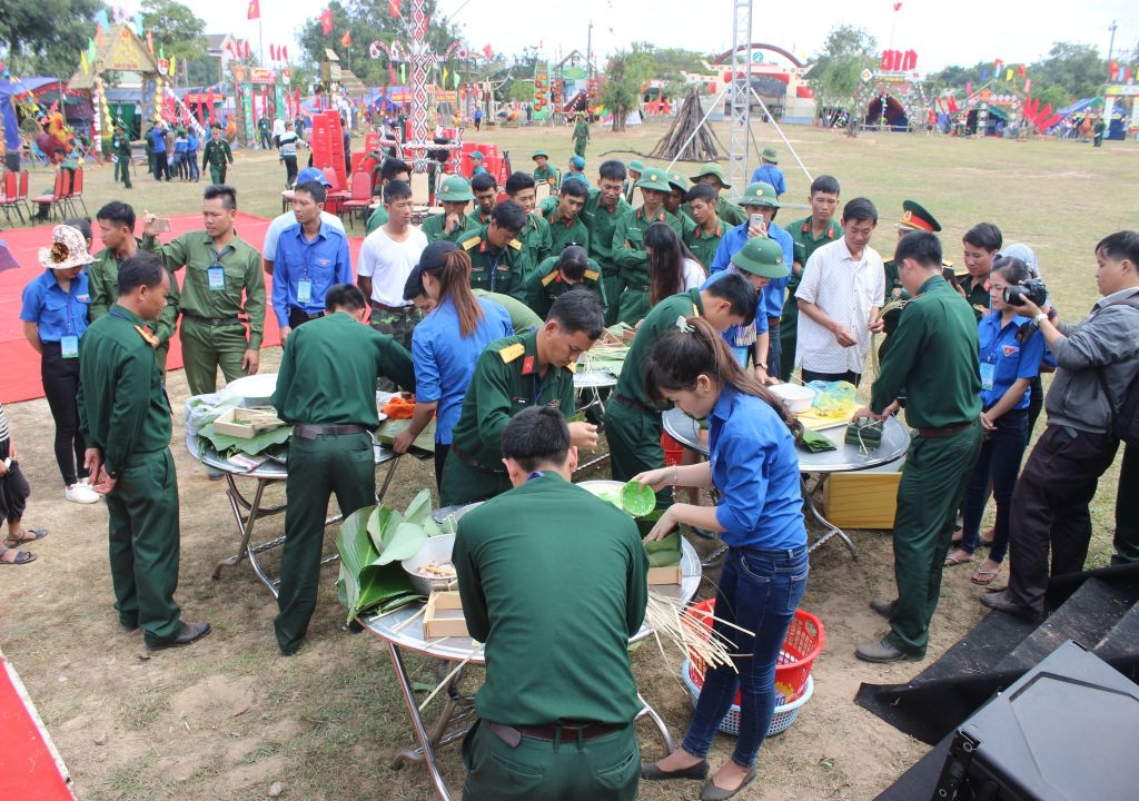 am ap tinh quan dan trong ngay hoi goi banh chung xanh vi nguoi ngheo