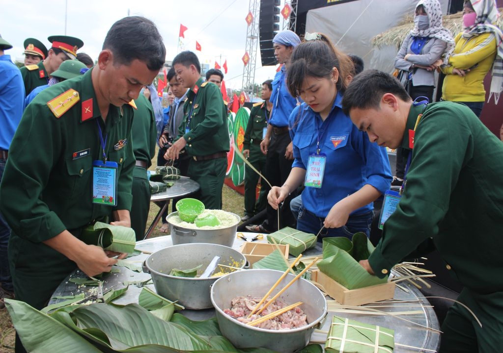 am ap tinh quan dan trong ngay hoi goi banh chung xanh vi nguoi ngheo