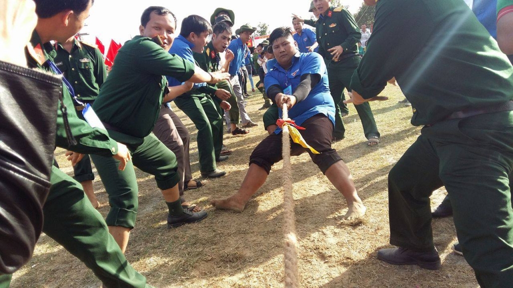 am ap tinh quan dan trong ngay hoi goi banh chung xanh vi nguoi ngheo