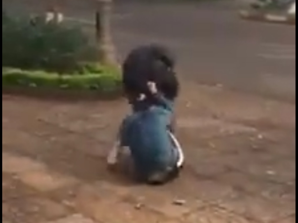 nhom nu sinh thang tay dung mu bao hiem choang nhau giua duong