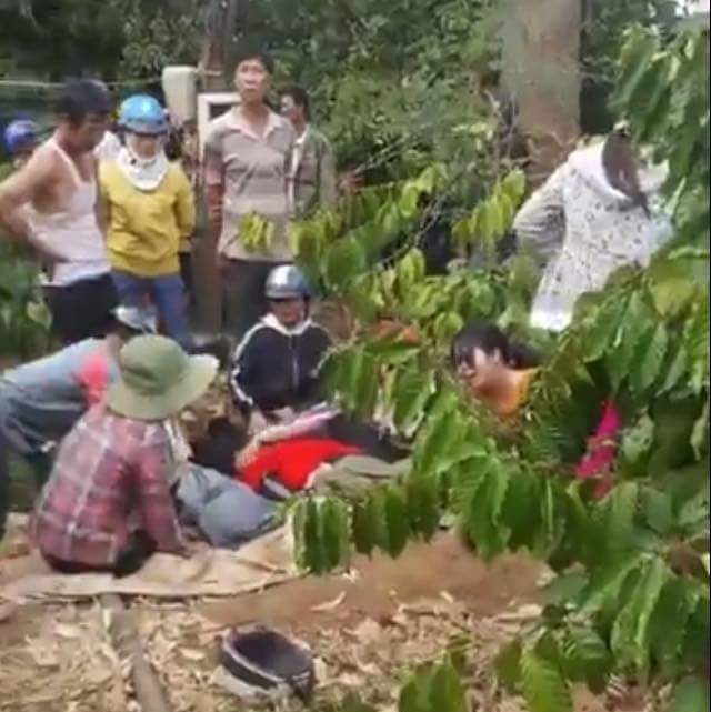 nguoi than khoc ngat ben thi the 2 nam thanh nien bi dien giat tu vong