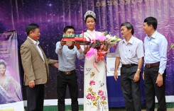Tân hoa hậu Hoàn vũ Việt Nam 2017 bất ngờ được tặng xe máy cày