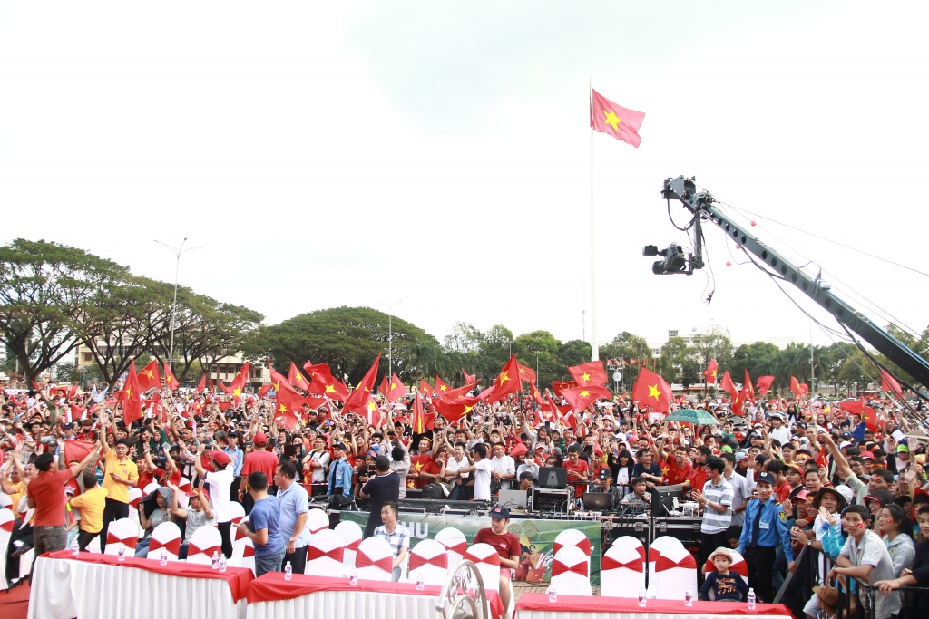 dak lak co dong vien bat nhac lon nhay giua trung tam khien giao thong bi can tro