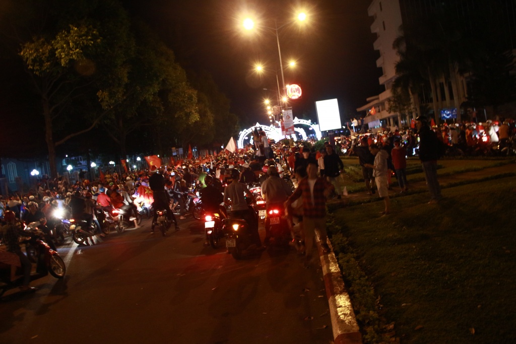 dak lak co dong vien bat nhac lon nhay giua trung tam khien giao thong bi can tro