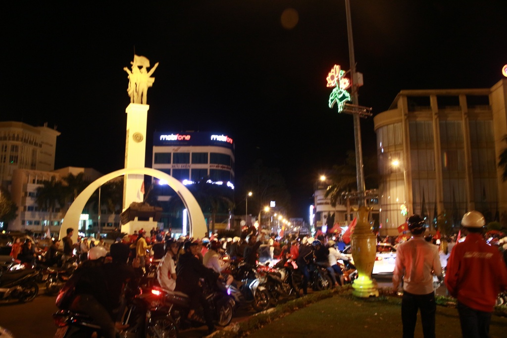dak lak co dong vien bat nhac lon nhay giua trung tam khien giao thong bi can tro