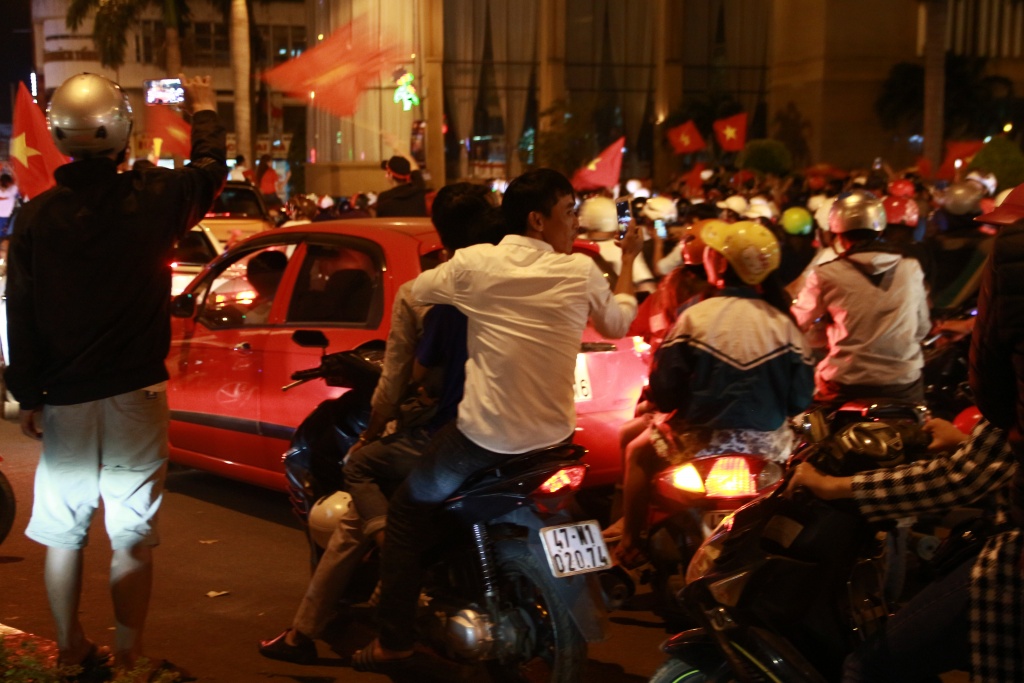 dak lak co dong vien bat nhac lon nhay giua trung tam khien giao thong bi can tro