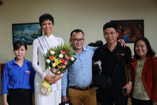 ubnd tinh dak lak gap mat va trao them tien thuong cho hoa hau hhen nie