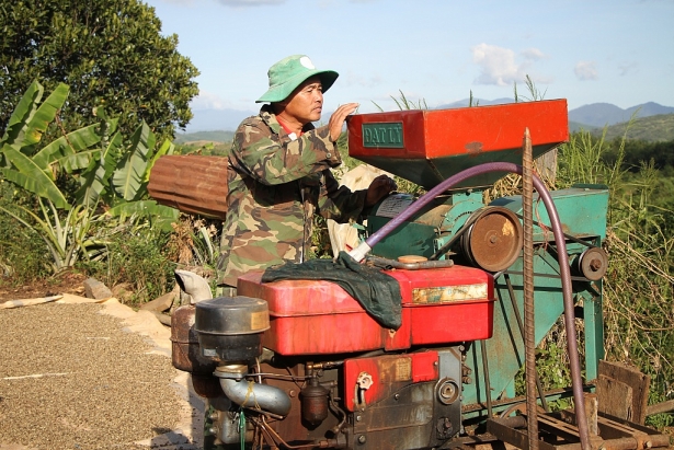 hang tram ho dan doi dien ben canh nha may thuy dien
