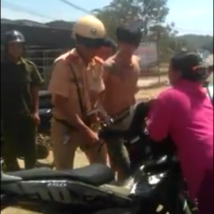 dak nong du luan xon xao ve clip nguoi dan va csgt giang co mot chiec xe may