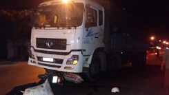 Xe tải kéo lê xe máy, hai người nguy kịch